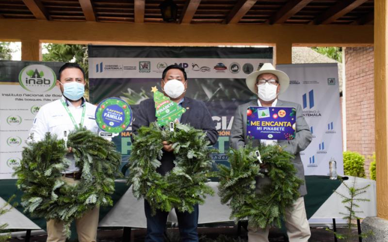 Fotografía de inauguración de Ferias del Pinabete por parte del INAB, CONAP y ANPROPIGUA 