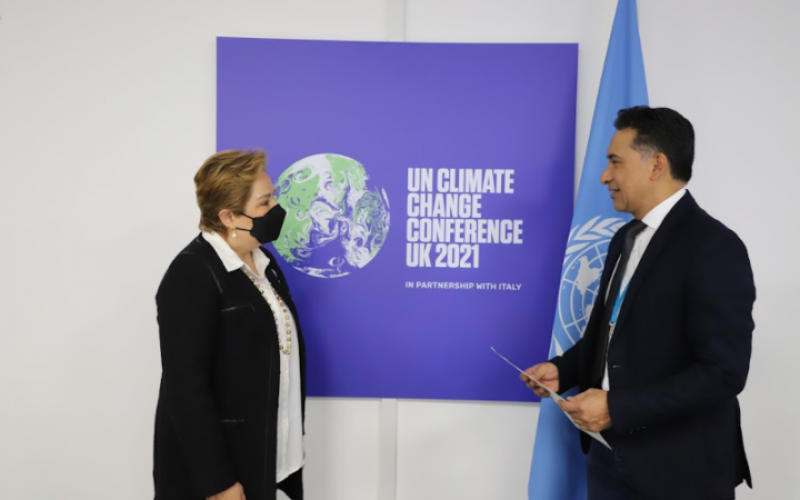 Ministro Mario Rojas entrega carta para que Guatemala sea sede de la COP.