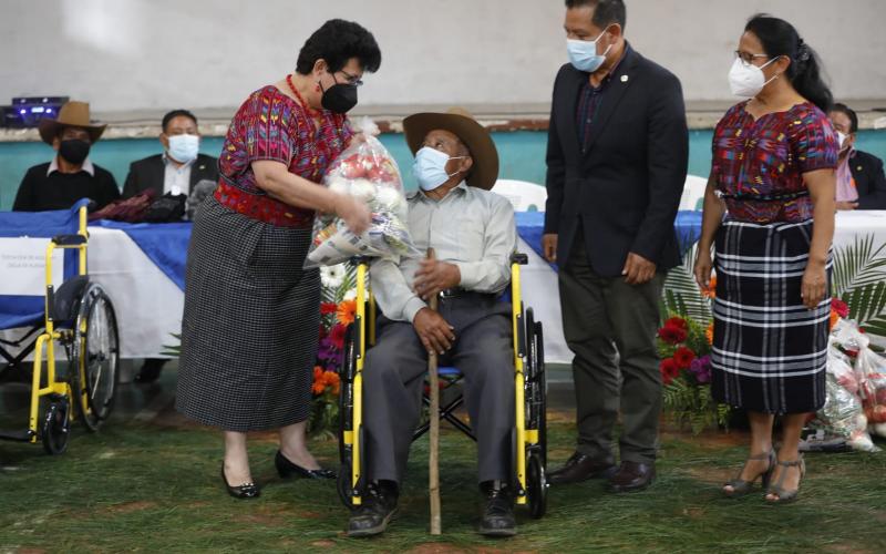 La Secretaria indicó que se están cumpliendo las instrucciones del Señor Presidente Alejandro Giammattei de velar por los grupos más vulnerables.