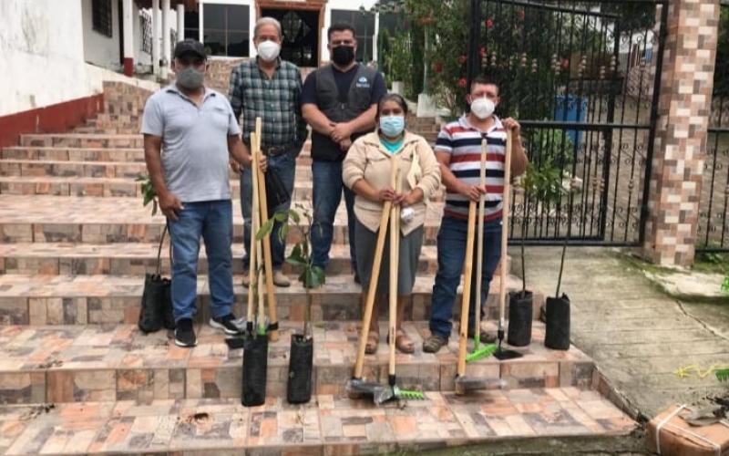 MAGA entrega semillas y herramientas para huertos escolares 