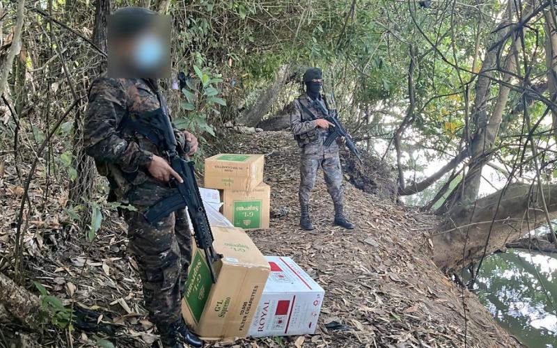 Ejército de Guatemala interceptó embarcación con ilícitos en Melchor de Mencos, Petén
