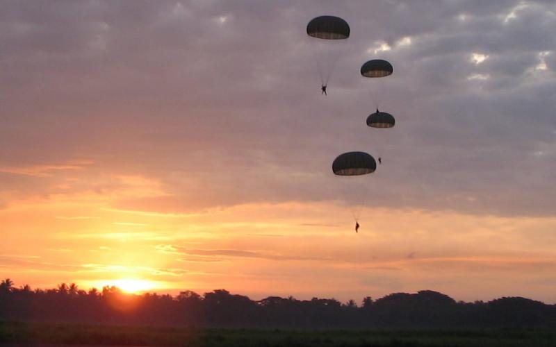 Brigada de Paracaidistas invita a la población civil a curso de paracaidismo