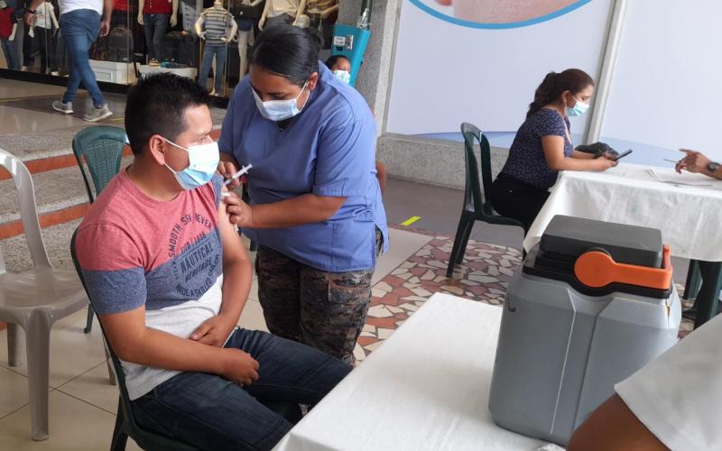 Brigada de Operaciones para Montaña apoya en dieciséis puestos de vacunación de San Marcos y Quetzaltenango