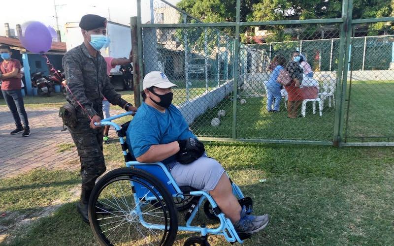 Ejército de Guatemala apoya en la entrega de sillas de ruedas y víveres en Escuintla