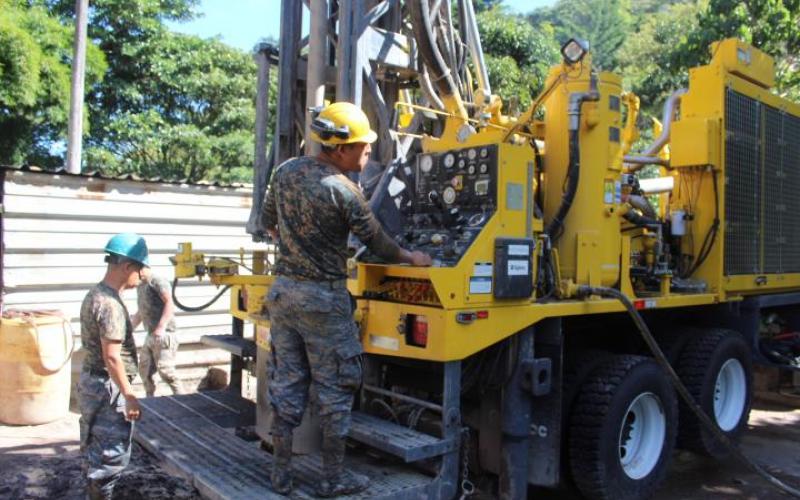 Cuerpo de Ingenieros del Ejército perfora un pozo de agua potable en Santa Rosa 
