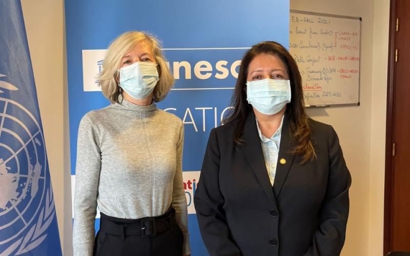 Ministra Claudia Ruíz se reúne con Directora de UNESCO