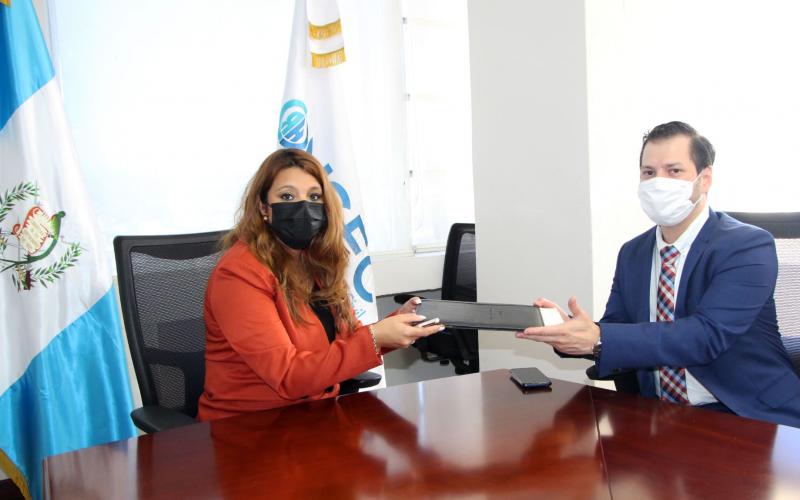 Directora de la Onsec MSc. Karla Alvarado hace entrega simbólica del Reglamento al Director de Carrera Administrativa MSc. Martin Sosa