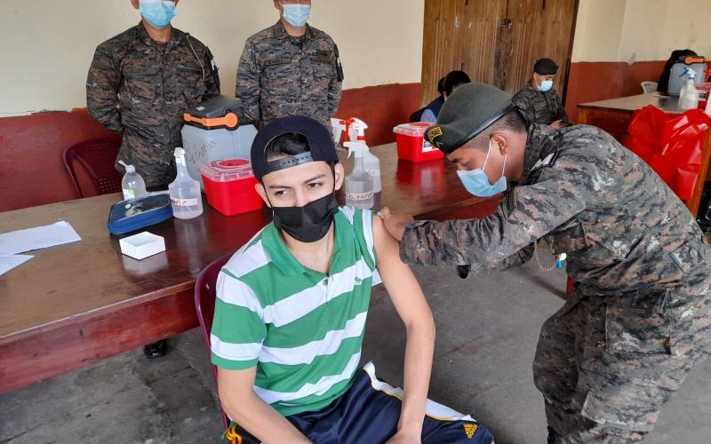 Menores vacunados por el Ejército de Guatemala