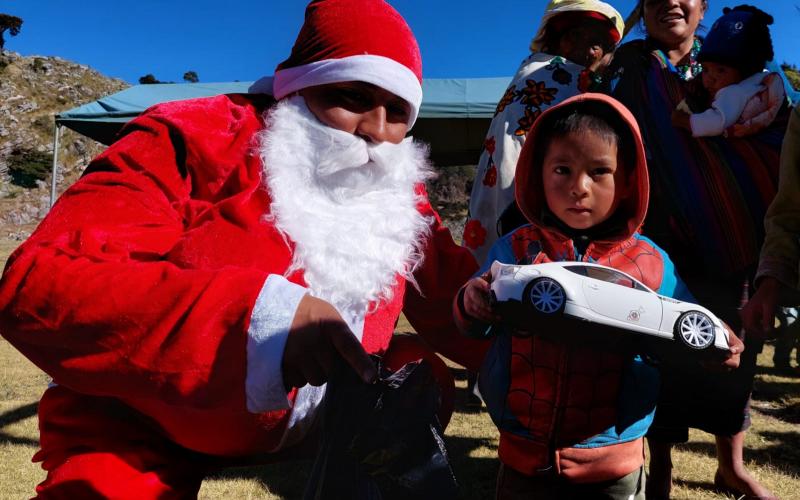 Entrega de obsequios a los niños de aldea Twilan, Huehuetenango.