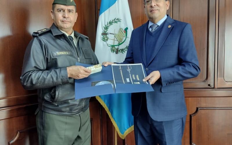  el Ejército de Guatemala, hizo entrega de un archivo fotográfico digital al Banco de Guatemala