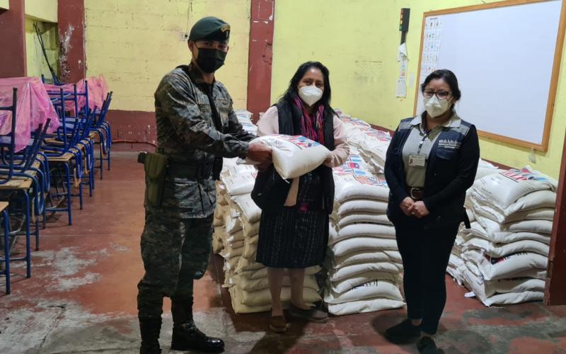 Ejército de Guatemala apoya logística de traslado y distribución de 2 mil toneladas de arroz