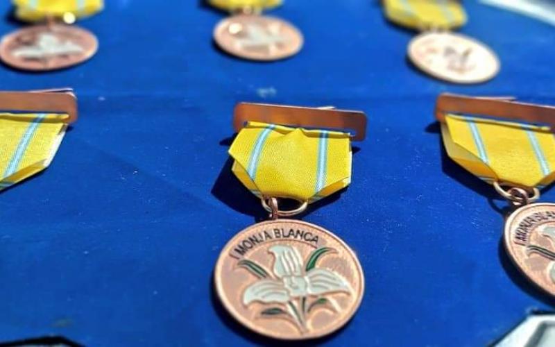 "Medalla Monja Blanca" de segunda clase.