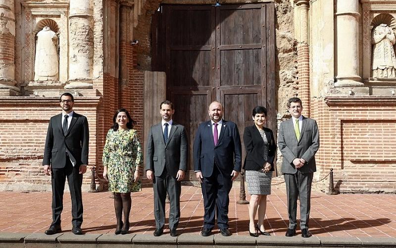 De Izq. a Der. se observa a Andrés Valenciano, Ministro de Economía de Costa Rica; María Luisa Hayem, Ministra de Economía de El Salvador; Ramón Martínez, Ministro de Economía de Panamá; Antonio Malouf, Ministro de Economía de Guatemala; María Antonia Rivera, Designada Presidencial de Honduras; y Francisco Lima Mena, Secretario de SIECA.