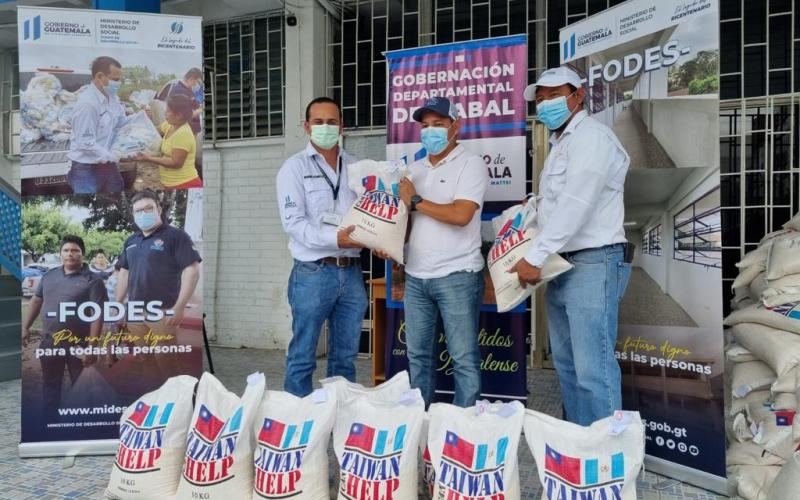 Personal de Fodes entrega dotación de arroz en Izabal