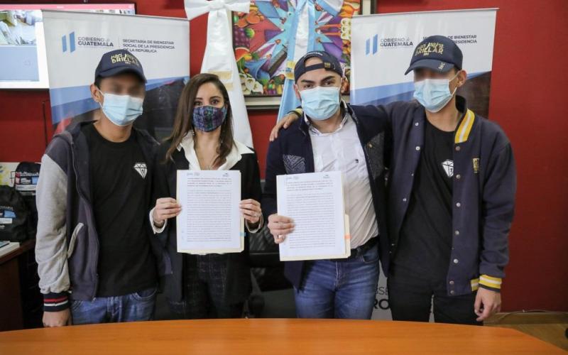 La directora de Kidnees Project, Sofía Porta y el titular de la SBS, Francisco Molina junto a dos jóvenes beneciados