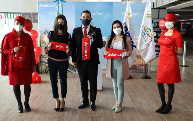 Corte de cinta de recepción del nuevo vuelo