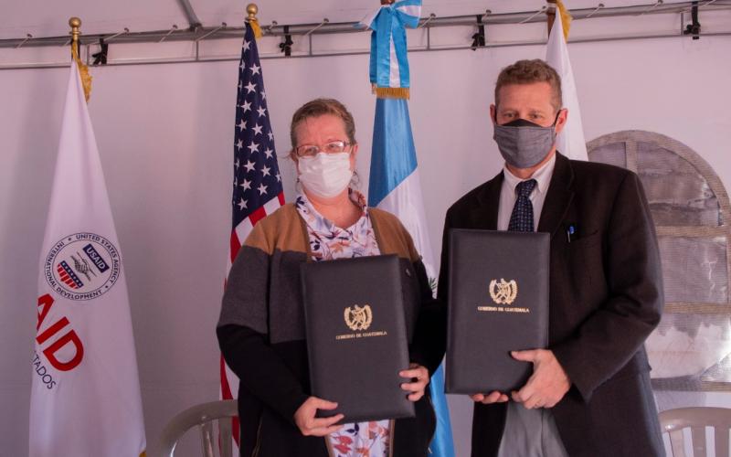 Secretaria Presidencial de la Mujer, Ana Leticia Aguilar Theissen junto a Brian Husler, Director del Proyecto Gobernabilidad Urbana de USAID