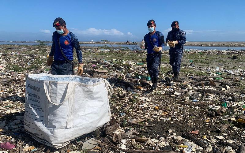 Ejército de Guatemala continúa apoyando limpieza de desechos sólidos en desembocadura del río Motagua