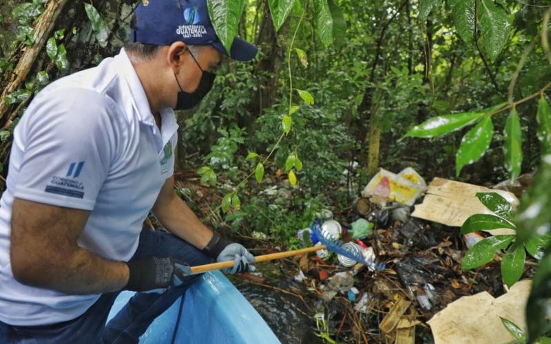 Ministro Mario Rojas Espino participa en la limpieza de Playas Limpias.