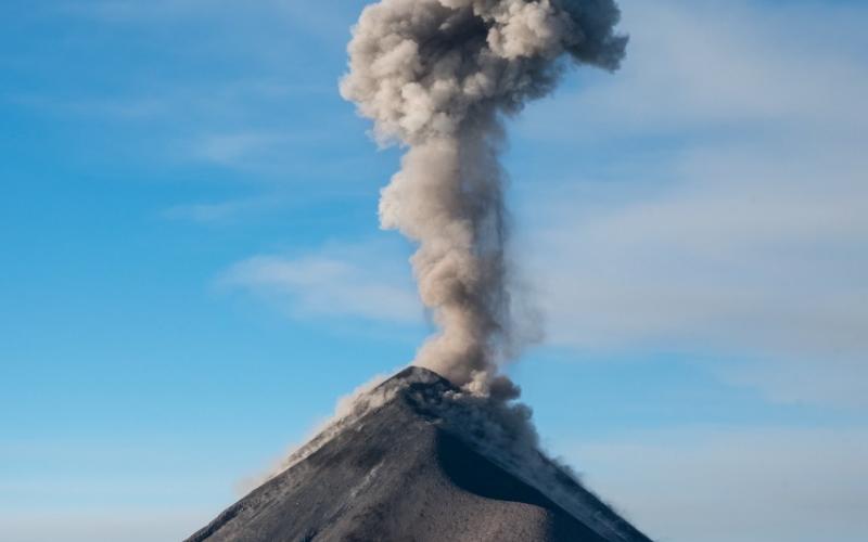 Vista al volcán de Fuego. Foto de archivo.