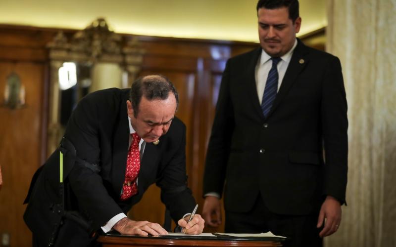 Firma del acuerdo gubernativo salario mínimo 2022