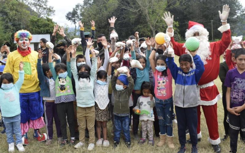 Brigada de Operaciones para Montaña comparte el espíritu navideño con niños de Quetzaltenango y San Marcos