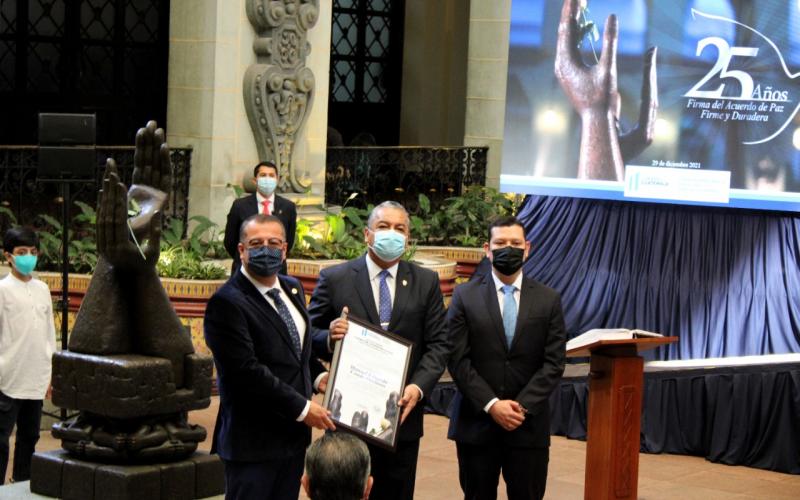 De izquierda derecha, ministro de Cultura, Felipe Aguilar, diputado Manuel Conde Orellana, homenajeado en el evento, y el director ejecutivo de la COPADEH, doctor Ramiro Alejandro Contreras, durante el 25 aniversario de la firma de la Paz Firme y Duradera