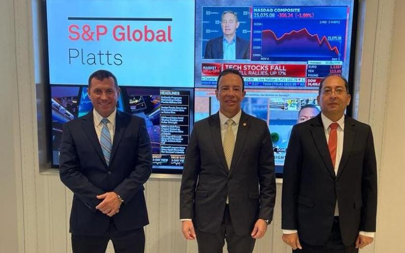 Ministro visita calificadoras de riesgo