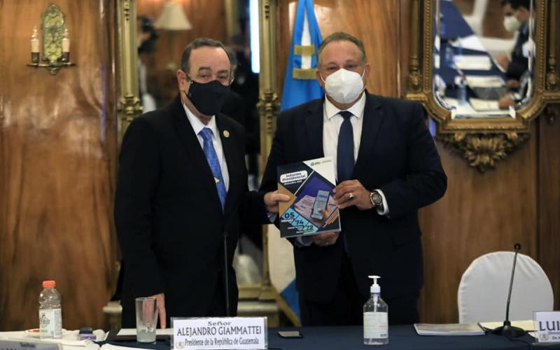 Ing. Luis Ruano y presidente Dr. Alejandro Giammattei