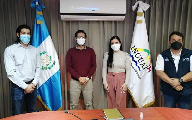 Arquitecto. Miguel Rivas conjunto a integrantes de Biciruta 502