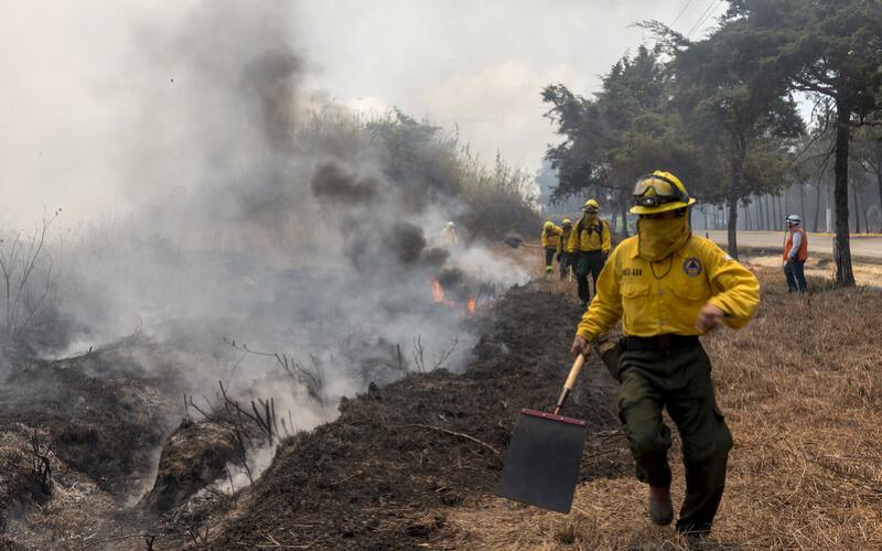 Brigada de Respuesta a Incendios Forestales –BRIF/GUA- de la CONRED atiende incendio. Foto de archivo.