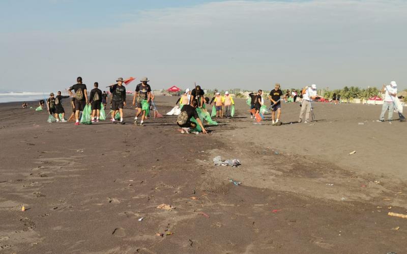 Limpieza de la playa pública del Puerto de San José, Escuintla