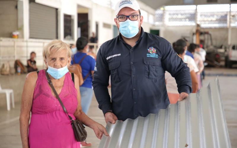 Personal de Fodes entrega láminas en Santa Rosa