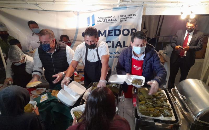 Personal de Mides comparte tamal navideño con la población
