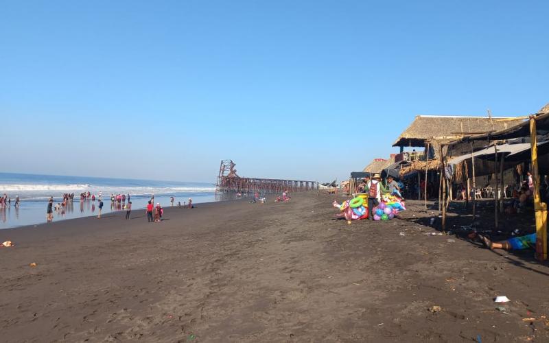 MARN y municipalidades limpian las playas en los primeros días del 2022