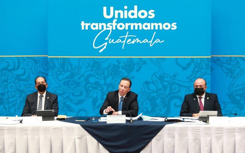 De Izq. a Der. se observa a Sergio Recinos, Presidente del Banco de Guatemala; Alvaro González Ricci, Ministro de Finanzas Públicas y Antonio Malouf, Ministro de Economía, durante la conferencia de prensa ofrecida en el patio de la Paz.