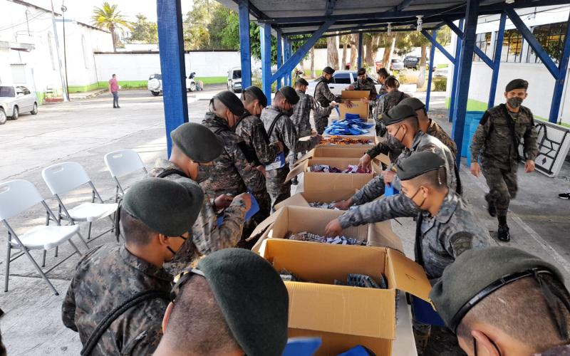 Ejército de Guatemala apoya en la preparación de kits con medicamentos para pacientes de COVID-19 con síntomas leves