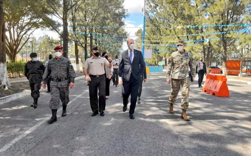 Embajador de los Estados Unidos visita y entrega donativo al puesto de vacunación masivo del Campo de Marte 