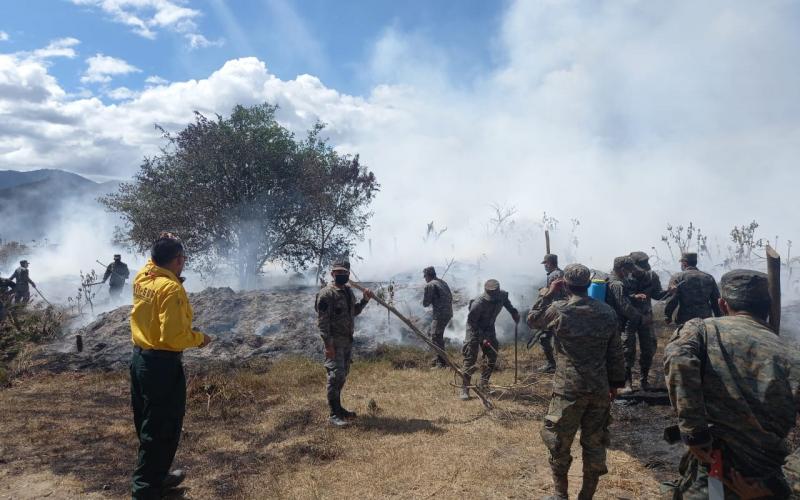 Brigada de Artillería apoya sofocamiento de incendio en Salamá, Baja Verapaz