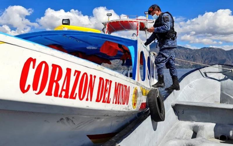 Ejército de Guatemala apoyó búsqueda de embarcación extraviada en el lago de Atitlán