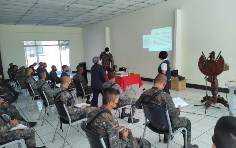 87 soldados de la Primera Brigada de Infantería "Mariscal Zavala", recibieron este 25 de enero, una capacitación sobre hipodermia dirigida por el Ministerio de Salud Pública y Asistencia Social y el Servicio de Sanidad Militar del Ejército de Guatemala, con la finalidad de integrarlos de inmediato al personal que administra la vacuna contra el Coronavirus, COVID-19 en toda la República.  La capacitación, permite a los soldados conocer la técnica adecuada para aplicar las dosis de vacunas, lo que además impl