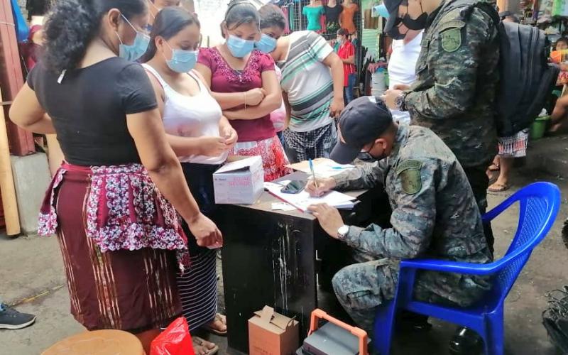 Equipos del Ejército de Guatemala vacunarán y harán pruebas de COVID-19 en mercados de la capital del 27 de enero al 9 de febrero