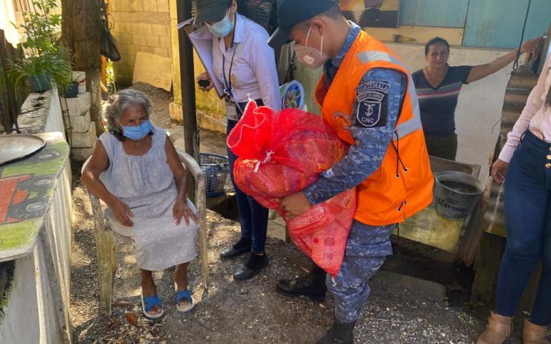 Ejército de Guatemala comparte con adultos mayores del asilo “Mis Años Dorados” de Izabal  