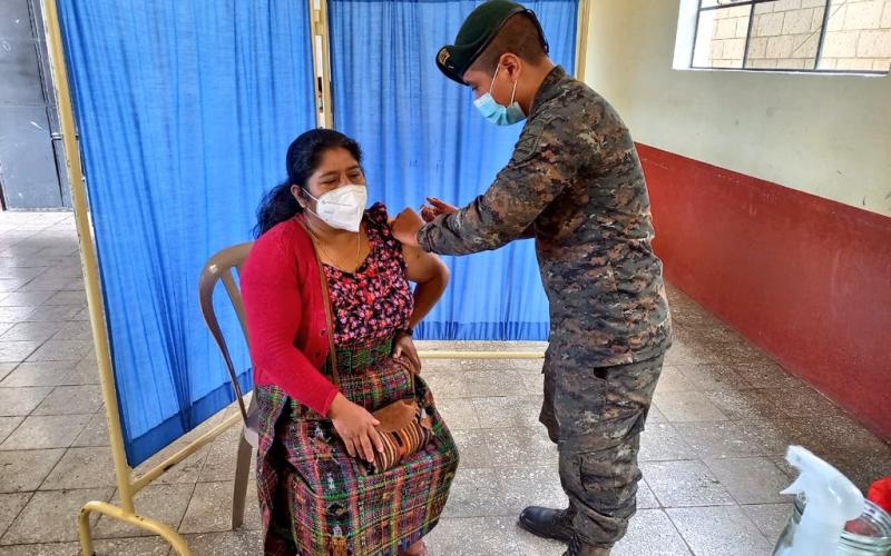 Primer día de vacunación en centros educativos a nivel nacional reporta más de 15 mil dosis aplicadas con el apoyo del Ejército de Guatemala