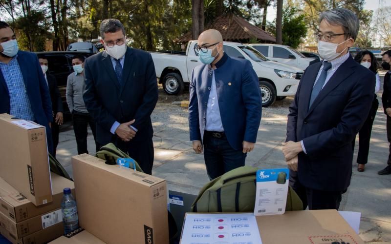 El secretario de Bienestar Social verifica el donativo