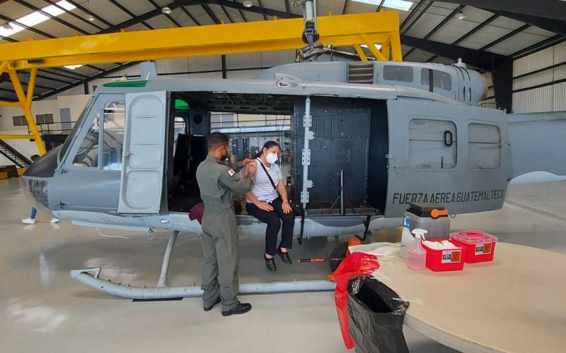 Más de mil personas acuden a vacunarse en la sede de la Fuerza Aérea Guatemalteca