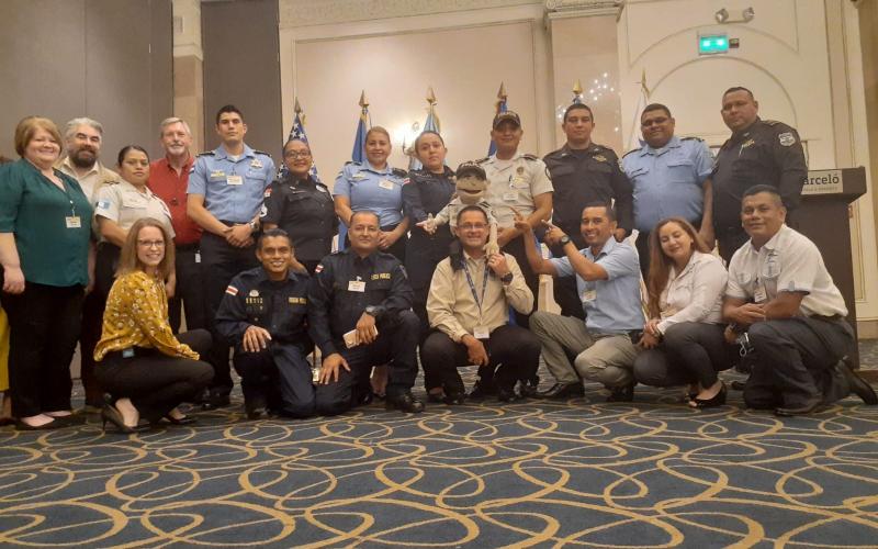 Agentes policiales culminan curso "Fase 5 a líderes Grupo G.R.E.A.T."