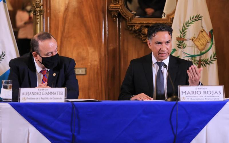 Presidente Alejandro Giammattei y Ministro Mario Rojas presentan el Reglamento para la gestión integral de desechos.