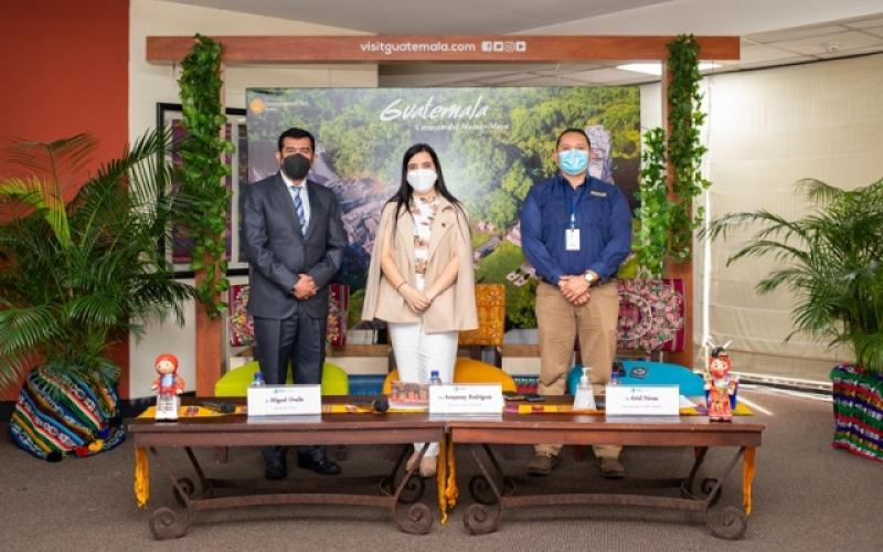Autoridades en presentación de tour de floración