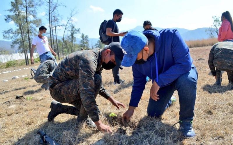 Brigada de Artillería de Campaña comparte conocimientos y siembra árboles